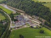 Ce barrage était situé sur la commune de Saint-Rémy-sur-Orne (14). Il était utilisé par le passé pour alimenter en électricité l'usine visible au premier plan de la photo. Cette usine est toujours en activité mais elle utilise l'électricité du réseau public. Le cliché a été réalisé pendant la réalisation des travaux, en hélicoptère par la société 'L'Europe vue du ciel' dans le cadre d'une mission sur plusieurs ouvrages commandée par la CATER de Basse-Normandie.