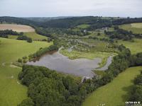 Ce barrage d'une hauteur de 5,75m est la propriété de la commune de Condé-sur-Noireau (14). Il a été construit en 1963 pour soutenir l'alimentation en eau potable de la commune. Il n'est aujourd'hui plus utilisé. Un important volume de sédiments comble aujourd'hui fortement la retenue. La prise de vue a été réalisée en hélicoptère par la société 'L'Europe vue du ciel' dans le cadre d'une mission sur plusieurs ouvrages commandée par la CATER de Basse-Normandie.