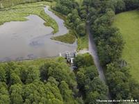 Ce barrage d'une hauteur de 5,75m est la propriété de la commune de Condé-sur-Noireau (14). Il a été construit en 1963 pour soutenir l'alimentation en eau potable de la commune. Il n'est aujourd'hui plus utilisé. Un important volume de sédiments comble aujourd'hui fortement la retenue. La prise de vue a été réalisée en hélicoptère par la société 'L'Europe vue du ciel' dans le cadre d'une mission sur plusieurs ouvrages commandée par la CATER de Basse-Normandie.