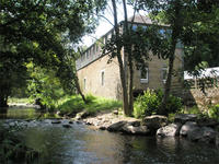 L'ancien moulin de Ségrie-Fontaine héberge la Maison de la rivière, gérée et animée par le CPIE des Collines Normandes et les bureaux de la CATER de Basse-Normandie