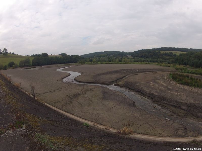 Amont du barrage en cours d'assèchement après abaissement des radiers de vanne